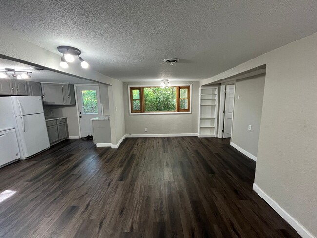 Building Photo - Completely remodeled 3 Bedroom home in Irma!