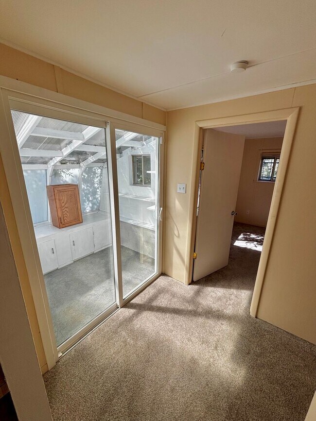 Building Photo - Spacious 2 Bedroom one bath duplex!!