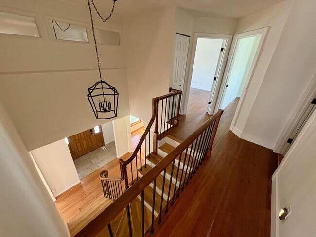 Building Photo - Spacious home in country setting, yet close to amenities