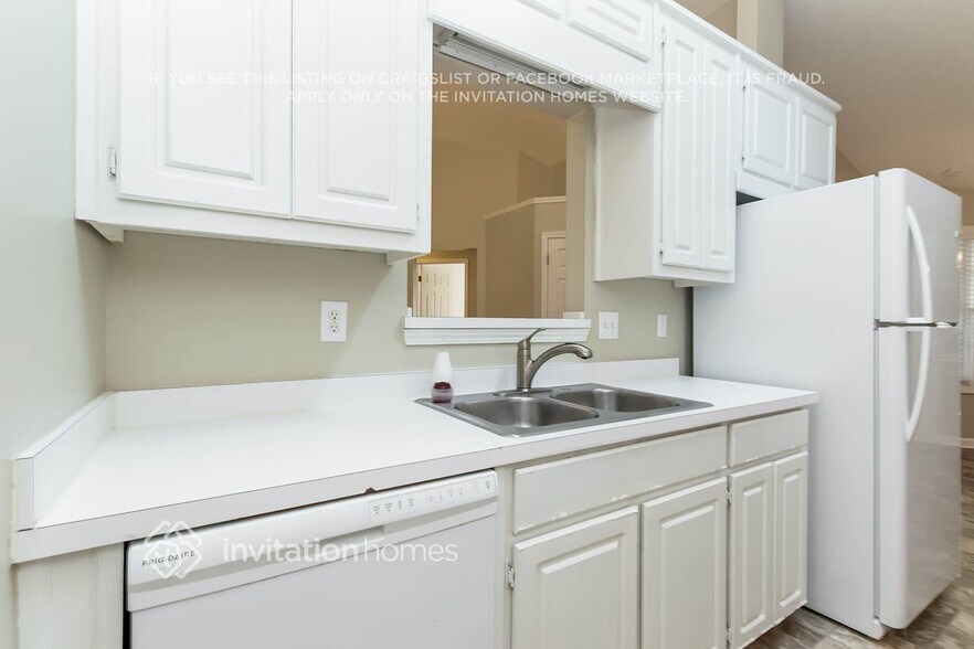 Building Photo - 2825 Maple Vista Ln SW