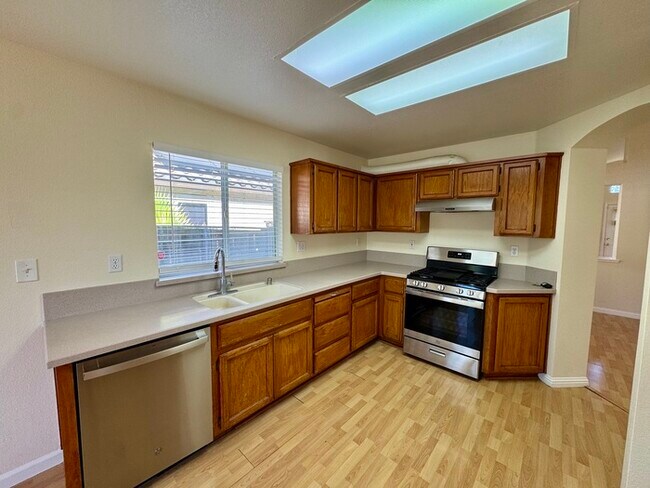 Building Photo - Spacious 3BD/2BA Home with 2-Car Garage in Desirable Antelope