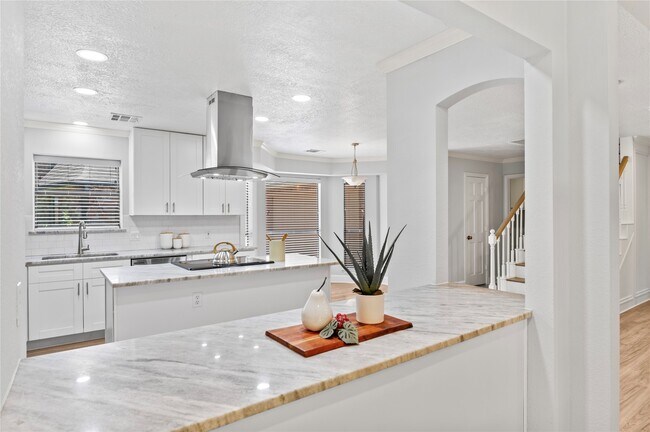 Building Photo - 911 Montview Dr