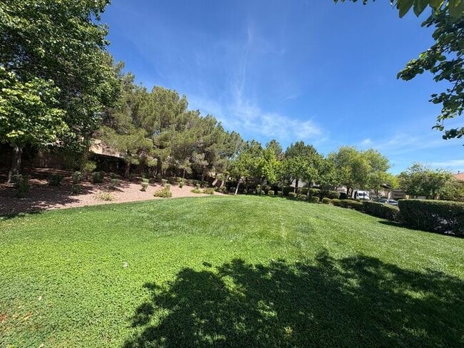 Building Photo - Carry Over Showing: This property has been shown before and will be rented to the first most qual...