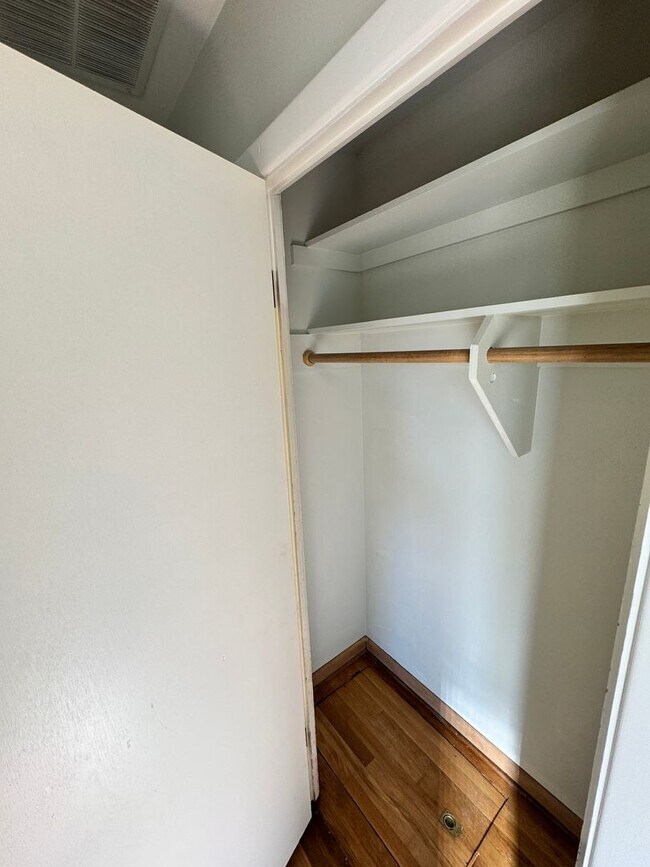 Building Photo - 3 Bedroom 1.5 baths! Walker & Cedar Hills ...