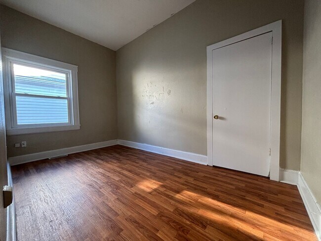 Building Photo - Spacious clean 5 bedroom 2 full bath home ...