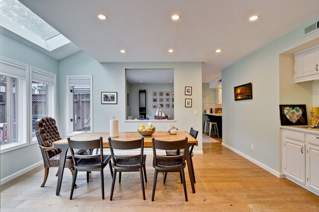 Building Photo - Large 3 Bed 2.5 Bath Townhome walking dist...