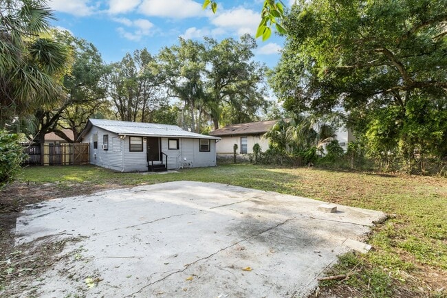 Building Photo - 3bdrm/1bath Home with large fenced yard  ** Section 8 OK ** $1,695.00