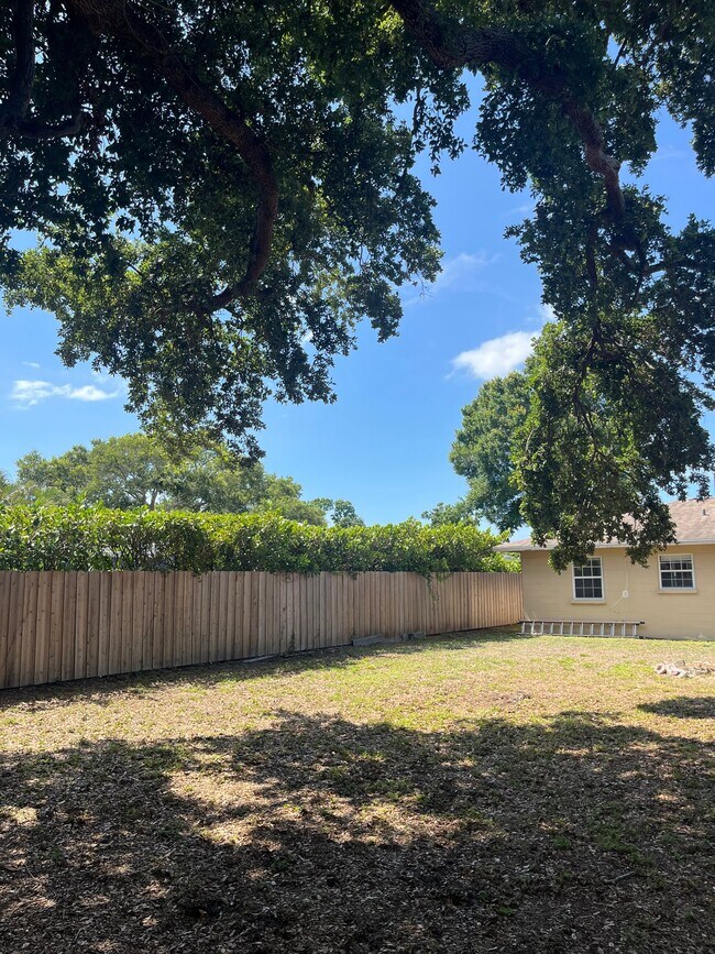 Building Photo - 2164 Bougainvillea St