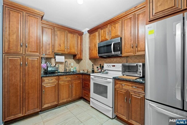 Building Photo - 1111 River C32