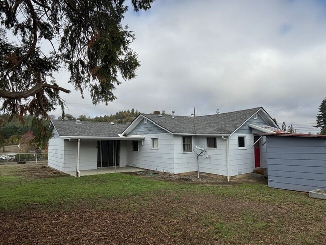 Building Photo - 3-bedroom 1 bath Home in Country Setting