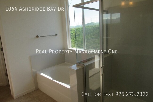 Building Photo - 1064 Ashbridge Bay Dr
