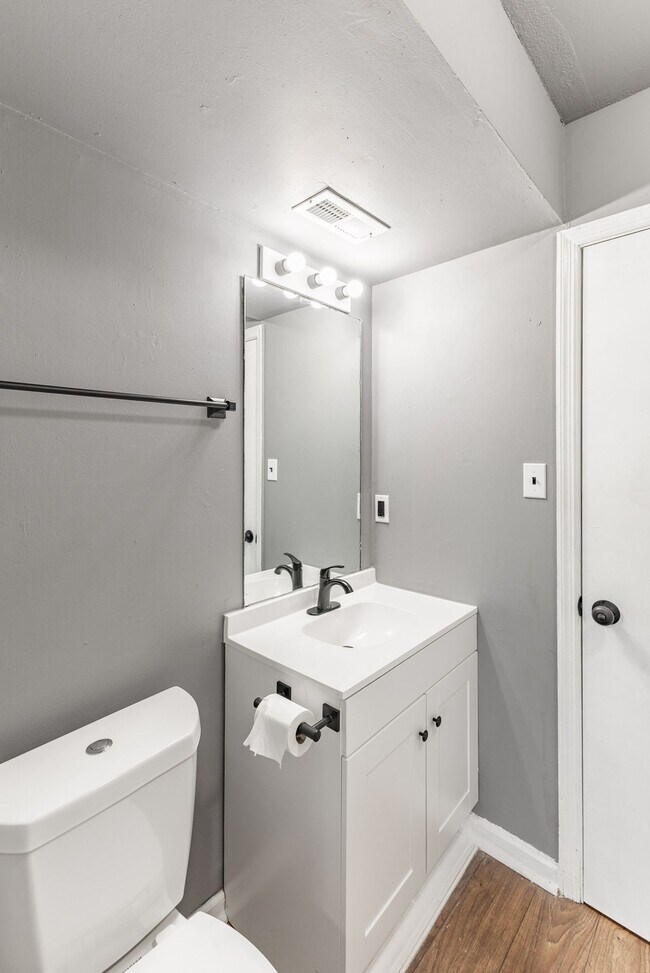 Building Photo - Greenbrier Apartments