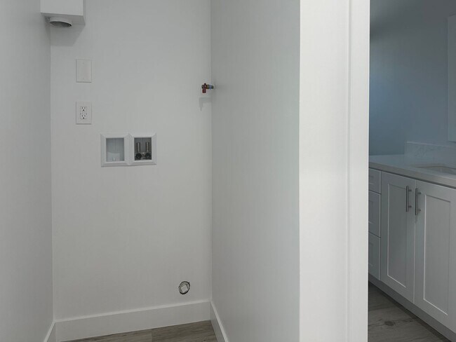 Building Photo - Willow Cir