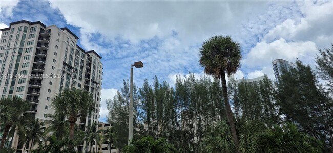 Building Photo - 400 Kings Point Dr