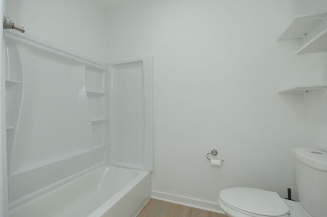 Building Photo - For Lease | 3 Bed, 2 Bath |1,350 Sq Ft |Tr...