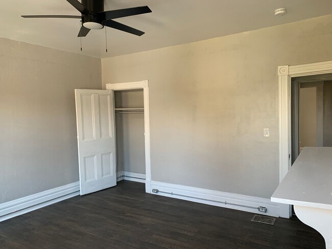 Building Photo - 2 bedroom 1 bath with laundry