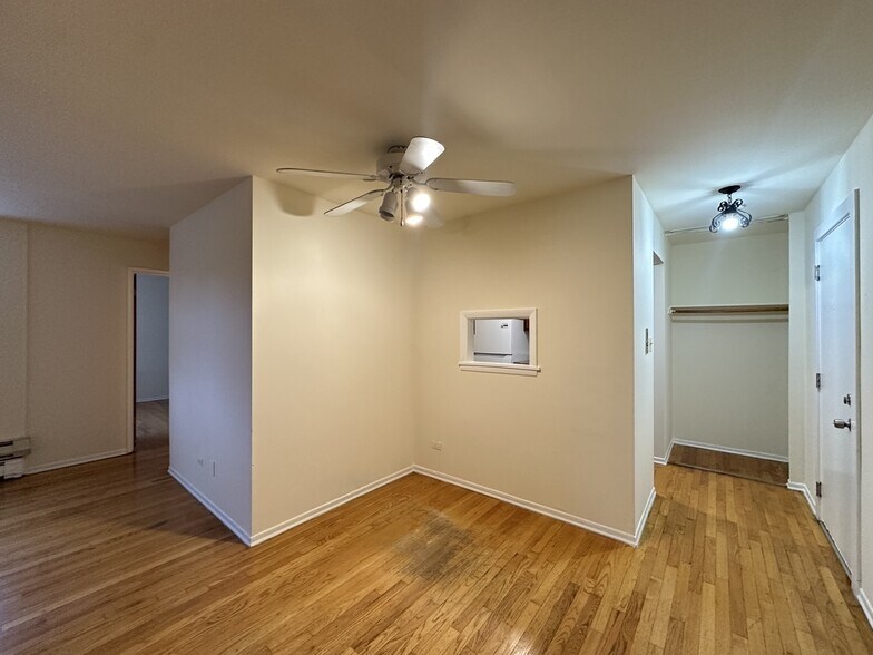 Building Photo - 665 W Wrightwood Ave