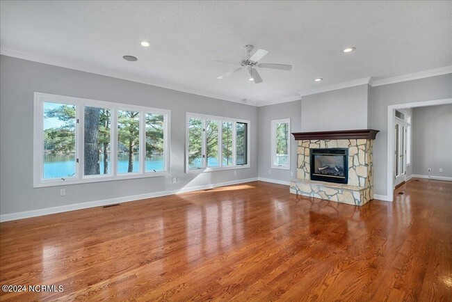 Building Photo - 11 Whisper Lake Dr