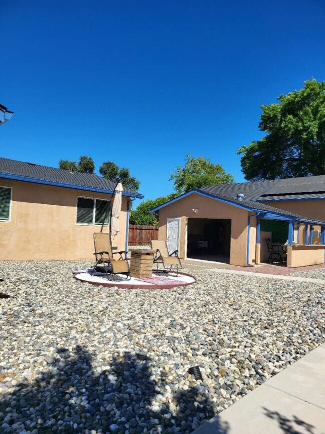 Building Photo - 307 Livoti Ave