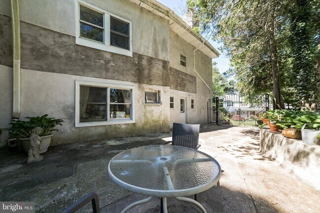 Building Photo - 800-2-802 E Cathedral Rd
