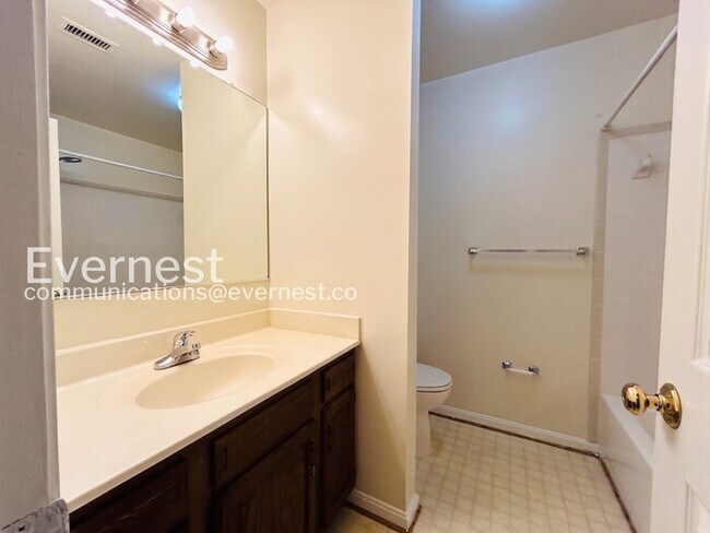 Building Photo - 3 Bed/2.5 Bath Townhome with Fenced Yard / Available Soon!