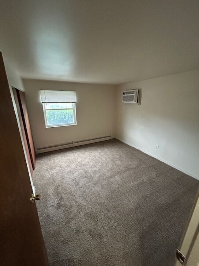 Building Photo - Convenient & Newly Updated 2-Bedroom Apart...