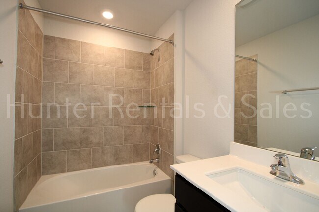 Building Photo - Spacious Open-Concept 3 Bedroom Home with Split Floor Plan