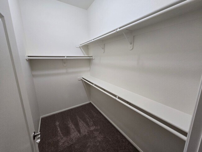 Building Photo - Spacious 3 bedroom 2 bath upgraded condo