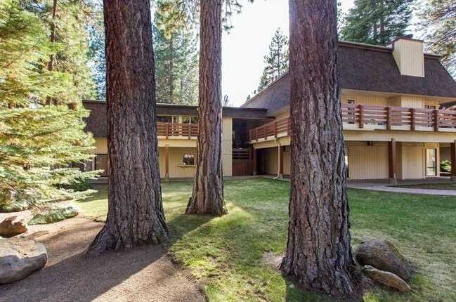 Building Photo - 120 Country Club Dr