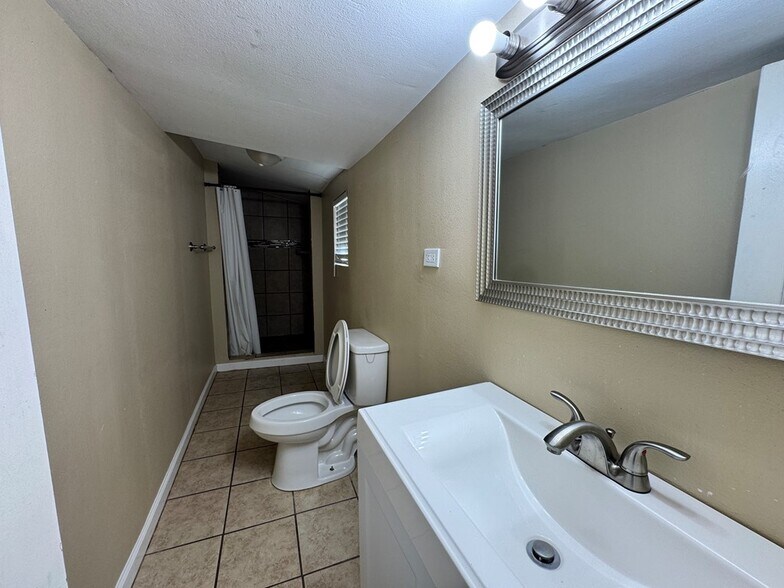 Building Photo - 422 S Lincoln Ave