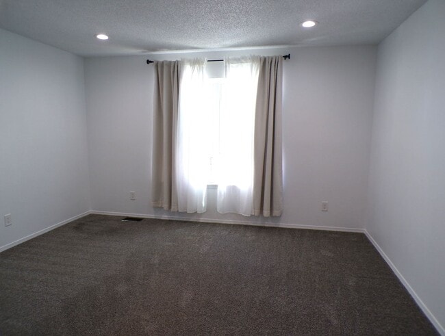 Building Photo - Updated 2 Bed 2.5 Bath Townhome!