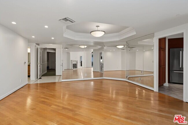 Building Photo - 430 N Oakhurst Dr