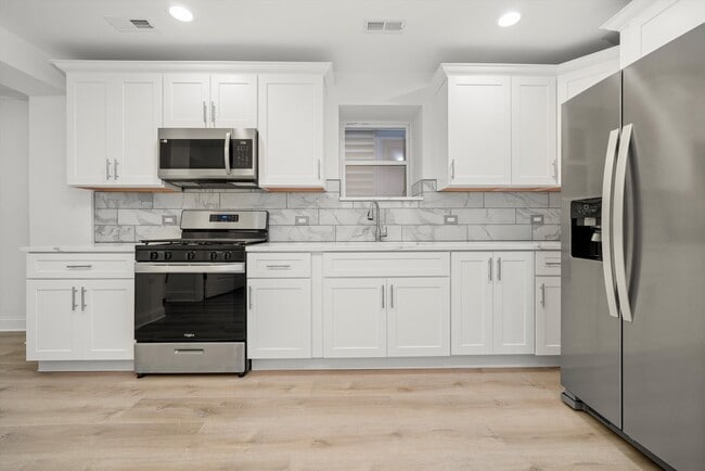 Building Photo - 2721 S Pulaski Rd