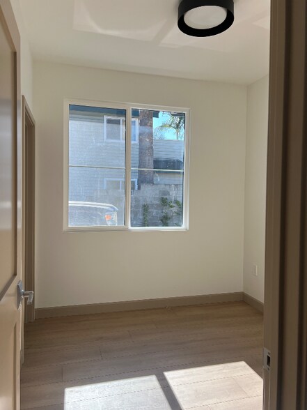 Building Photo - 913 Wildrose Ave