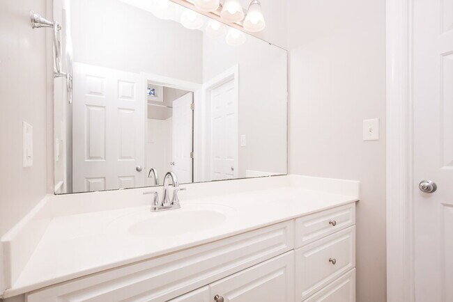 Building Photo - 1036 N Main St