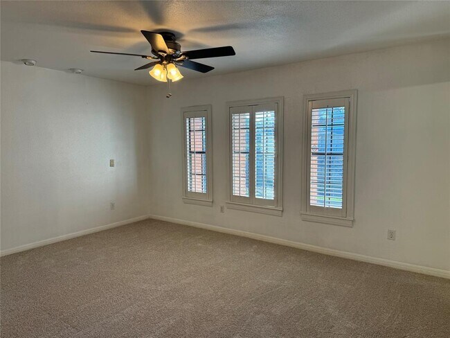 Building Photo - 1052 Augusta Dr