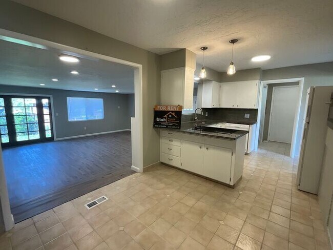 Building Photo - 3 bdrm 2 bath Home 2 car Garage small dog ...
