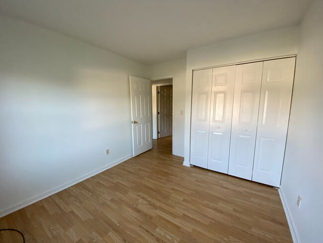 Building Photo - Room in House on Renyard Ct