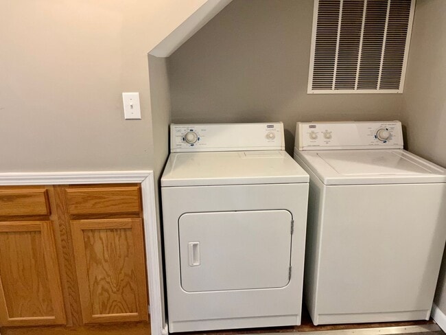 Building Photo - Spacious 3 bed/2 bath - walk to campus!