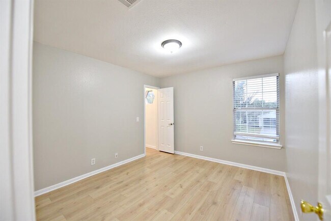Building Photo - 610 Sparkling Brook Ln