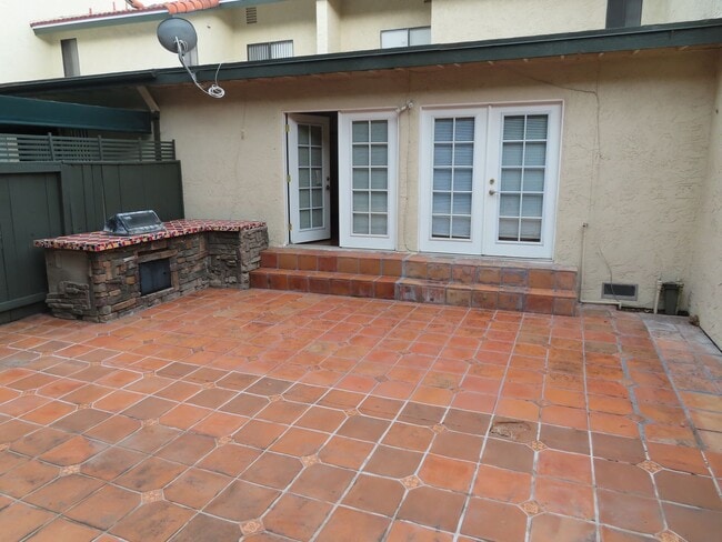 Building Photo - Three Bedroom Townhome with Two-Car Garage