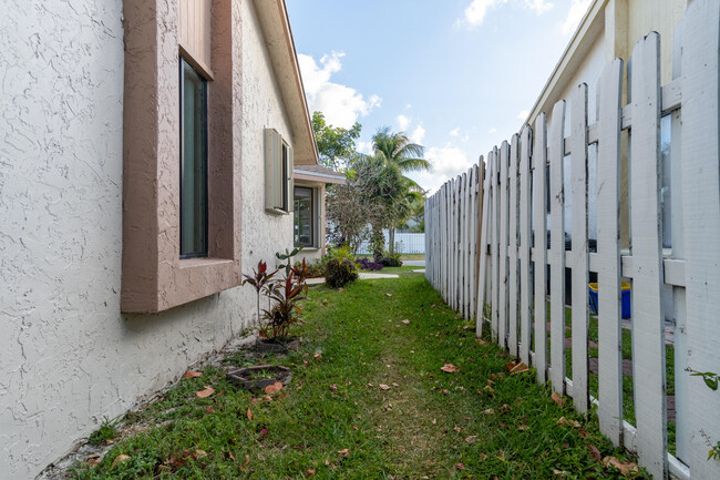 Building Photo - 9679 Sunny Isle Cir