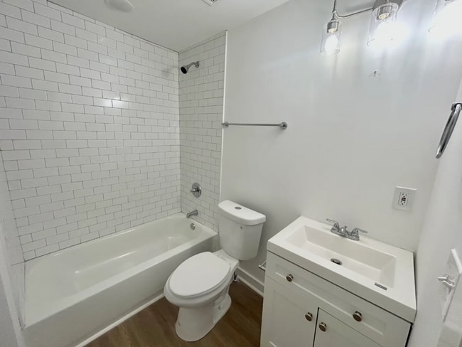 Building Photo - Beautifully Renovated 3 Bedroom 2 1/2 Bath...