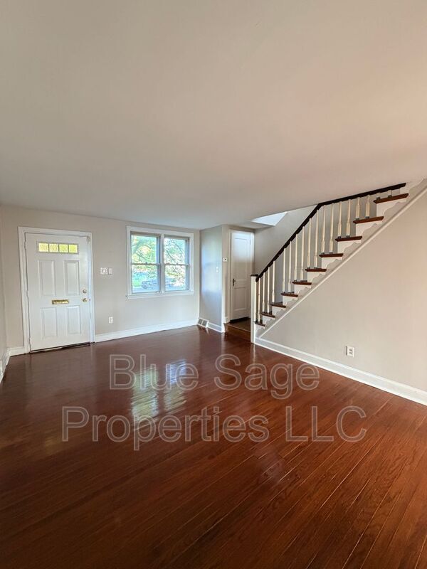 Building Photo - 902 Maple Ave