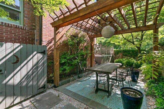 Building Photo - 20 Academy St