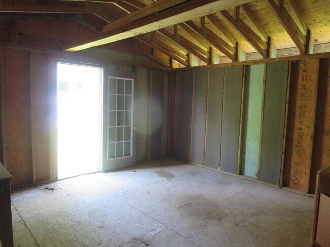 Building Photo - 324 2nd St