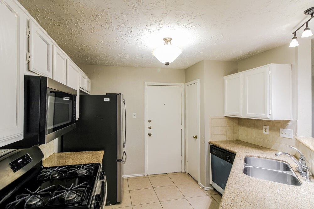 Building Photo - 15503 Boulder Oaks Dr