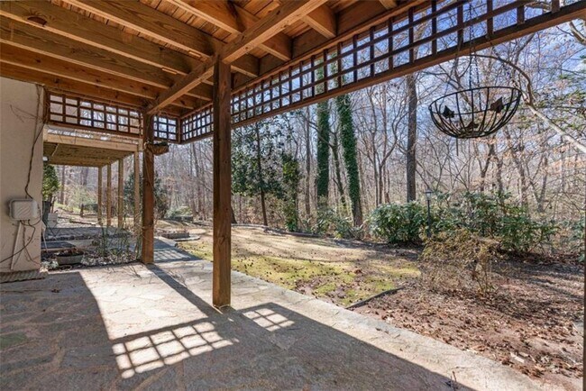 Building Photo - 275 Sageglen Rd