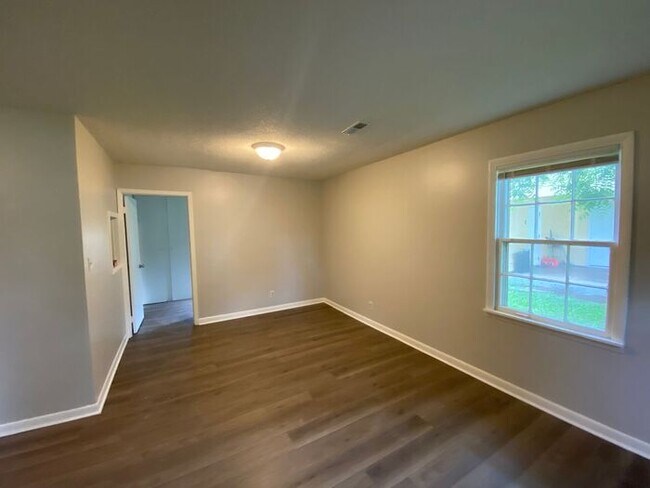 Building Photo - Pre-leasing for an October move in