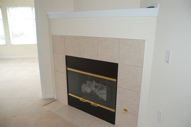 Building Photo - Main level living - 2 BR / 2 BA - Sunroom ...
